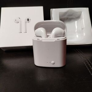 APPLE AIR PODS.  NEW!! MODEL i7S TWS